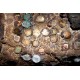 La tradition veut que les visiteurs tapissent de pièces de monnaie les parois de la cave couvertes d'un champignon collant