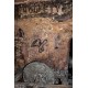 Les murs couverts de pièces de la cave troglodytique